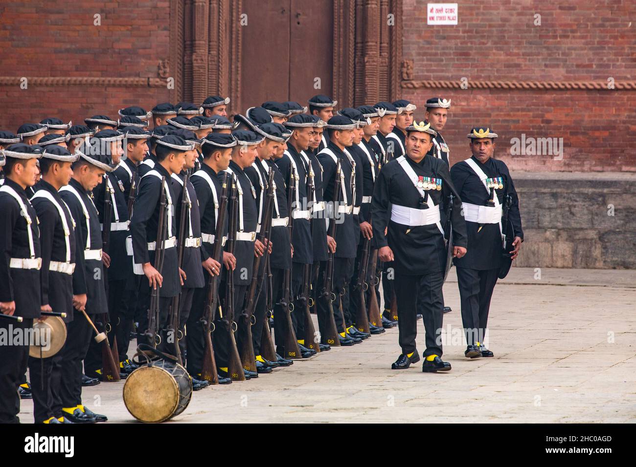 Zwei nicht beauftragte Offiziere von Gurkha mit ihrer Truppe in traditionellen Uniformen in Kathmandu, Nepal. Diese Soldaten erfüllen zeremonielle Aufgaben a Stockfoto