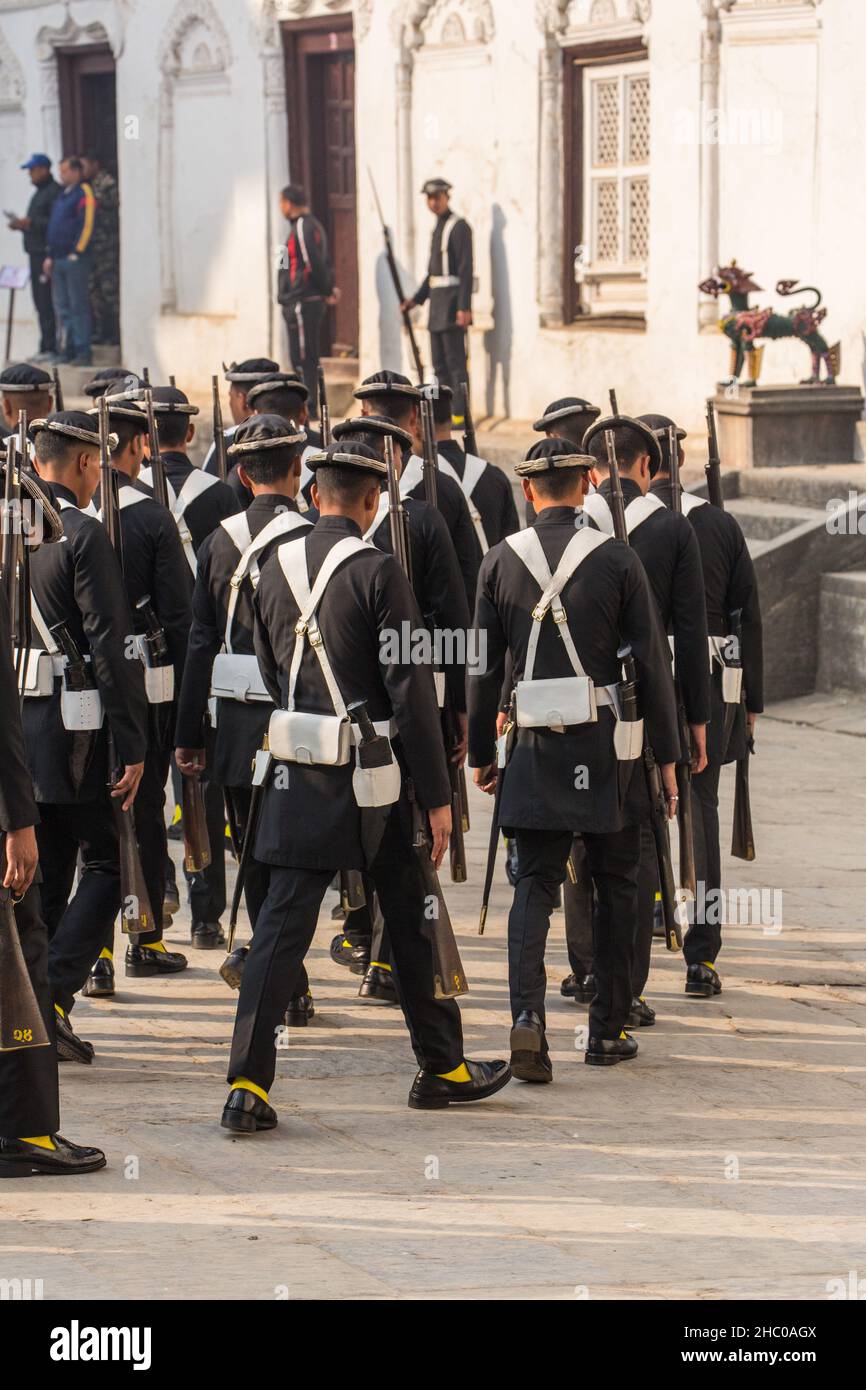 Gurkha-Soldaten in traditionellen Uniformen marschieren im Hanuman Dhoka Palace in Kathmandu, Nepal. Diese Soldaten erfüllen zeremonielle Aufgaben am Th Stockfoto