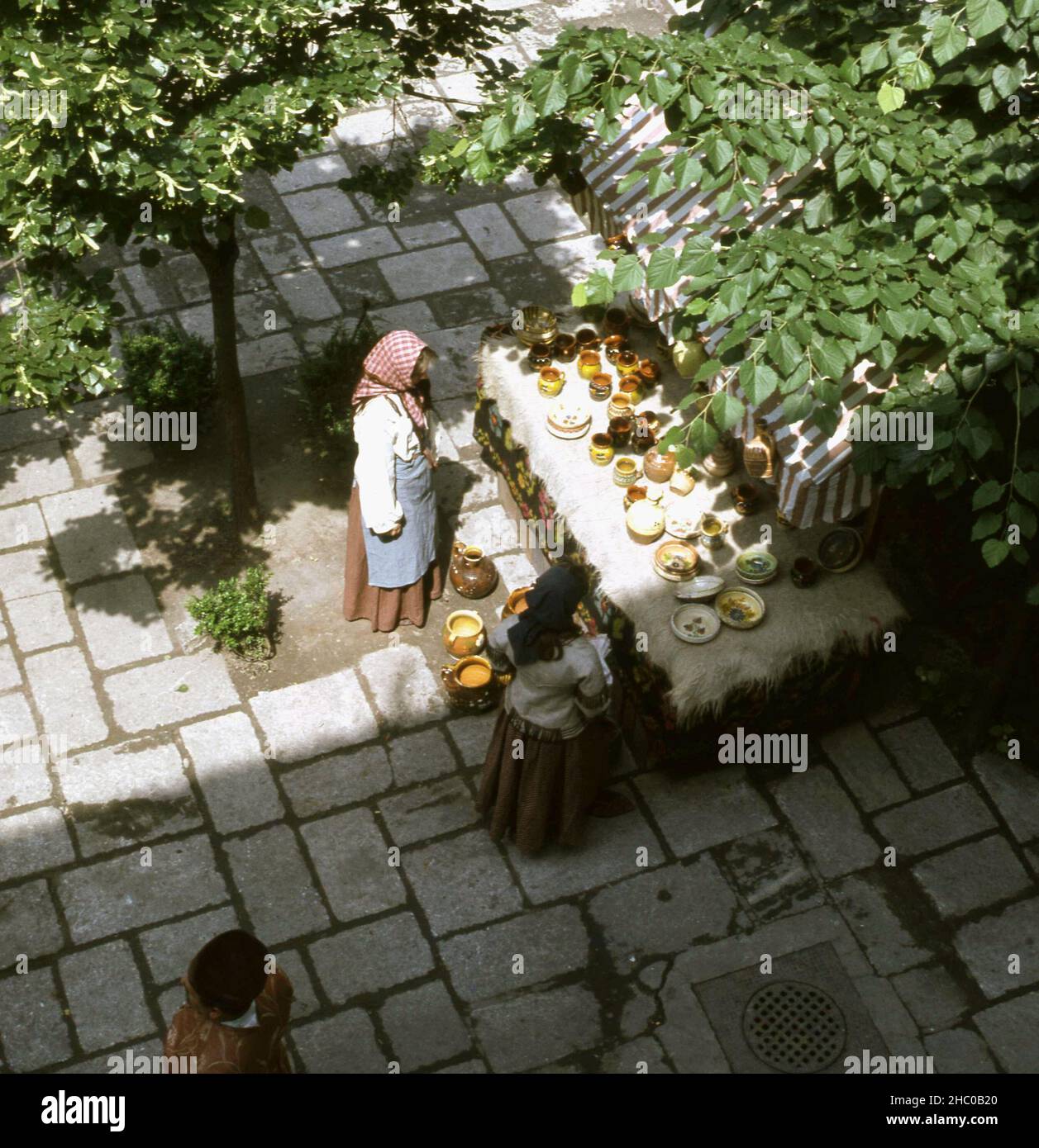 Bukarest, Rumänien, ca. 1978. Frauen aus dem ländlichen Rumänien verkaufen traditionelle handgemachte Keramik in der Stadt. Stockfoto