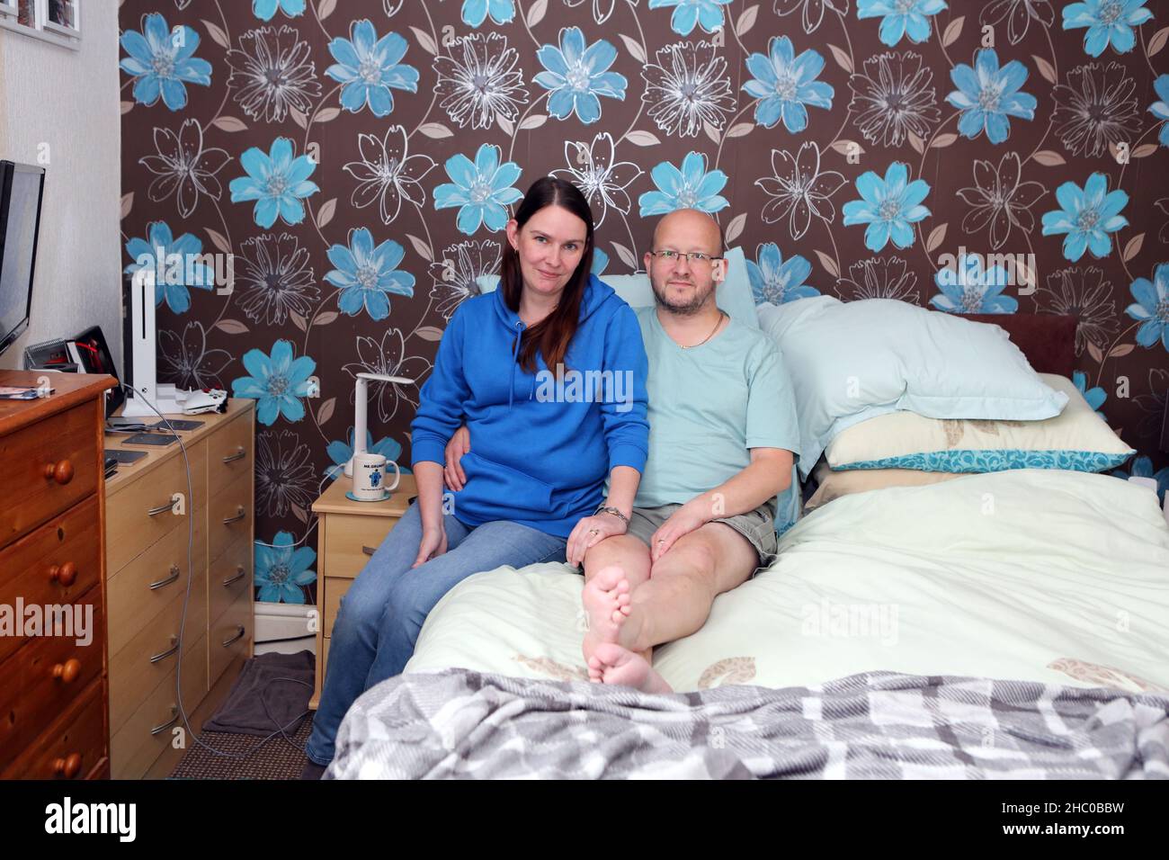 Sarah und Matthew Lomax in Nelson, Lancashire. (Matthew leidet an einem dibalen Zustand), denen James Anderson, ein Klempner, der läuft, geholfen hat Stockfoto