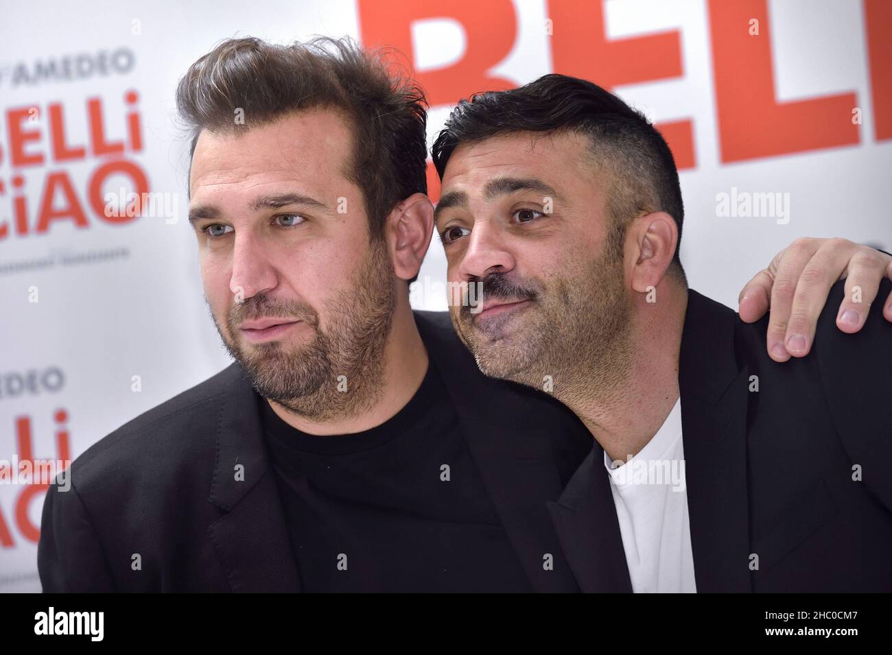 Rom, Vatikanstadt. 22nd Dez 2021. Das italienische Comedy-Duo Pio D'Antini und Amedeo Grieco, Pio e Amedeo, nehmen an der Fotoserie Belli Ciao im Cinema Quattro Fontane in Rome, (Italien), am 22th. Dezember 2021 Teil.Quelle: dpa/Alamy Live News Stockfoto