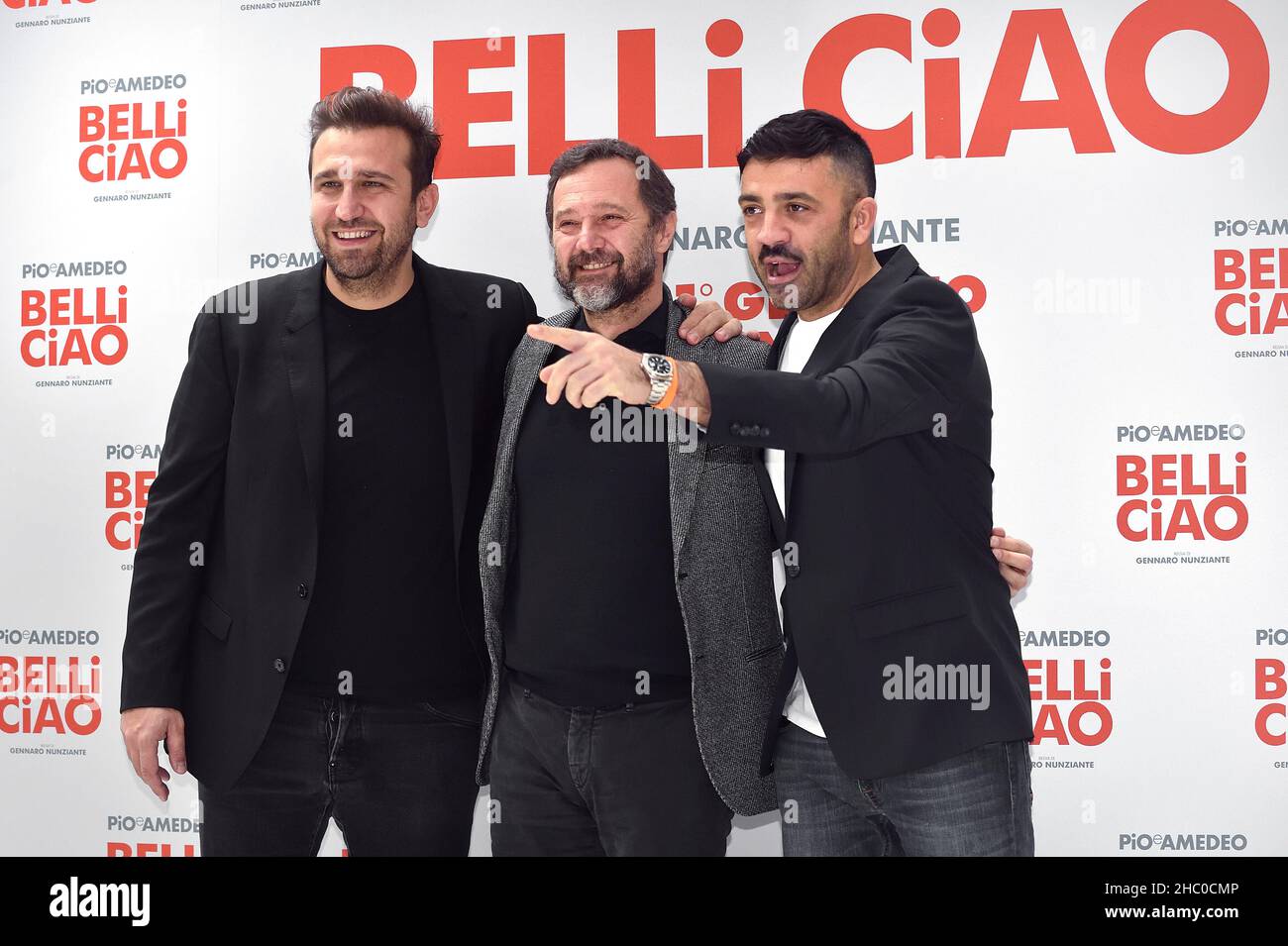 Rom, Vatikanstadt. 22nd Dez 2021. Das italienische Comedy-Duo Pio D'Antini und Amedeo Grieco, Pio e Amedeo, nehmen an der Fotoserie Belli Ciao im Cinema Quattro Fontane in Rome, (Italien), am 22th. Dezember 2021 Teil.Quelle: dpa/Alamy Live News Stockfoto
