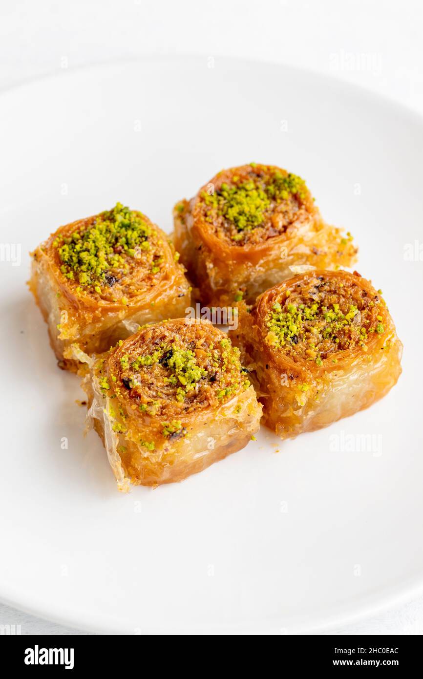 Pistazien-Baklava-Dessert auf weißem Hintergrund. Süßes Dessertkonzept der Türkei. Platte aus Pistazien-Baklava. Süßer mediterraner Sherbet-Bäcker. Schließen Stockfoto