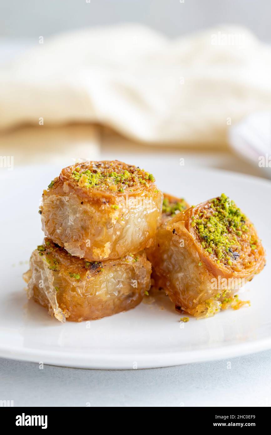 Pistazien-Baklava-Dessert auf weißem Hintergrund. Süßes Dessertkonzept der Türkei. Platte aus Pistazien-Baklava. Süßer mediterraner Sherbet-Bäcker. Schließen Stockfoto