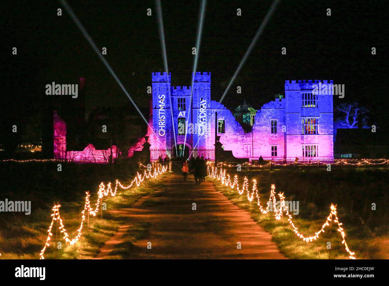 Cowdray Park, Midhurst. 22nd. Dezember 2021. Ein beleuchteter, nach Einbruch der Dunkelheit festlicher Lichtpfad, der auf dem Gelände des historischen Cowdray-Anwesens im Herzen des atemberaubenden South Downs National Park stattfindet. Inspiriert vom Thema ‘Joy' wirft die Arbeit einer ausgewählten Gruppe internationaler Künstler die Landschaft in ein neues Licht und beleuchtet den Nachthimmel mit Millionen funkelnder Lichter, interaktiven Installationen und fröhlichen Klängen. Kredit: james jagger/Alamy Live Nachrichten Stockfoto