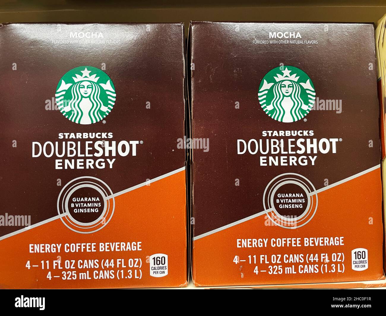 Evans, GA USA - 12 20 21: Kalte Kaffee-Energy-Drinks auf einem Einzelhandelsregal Stockfoto
