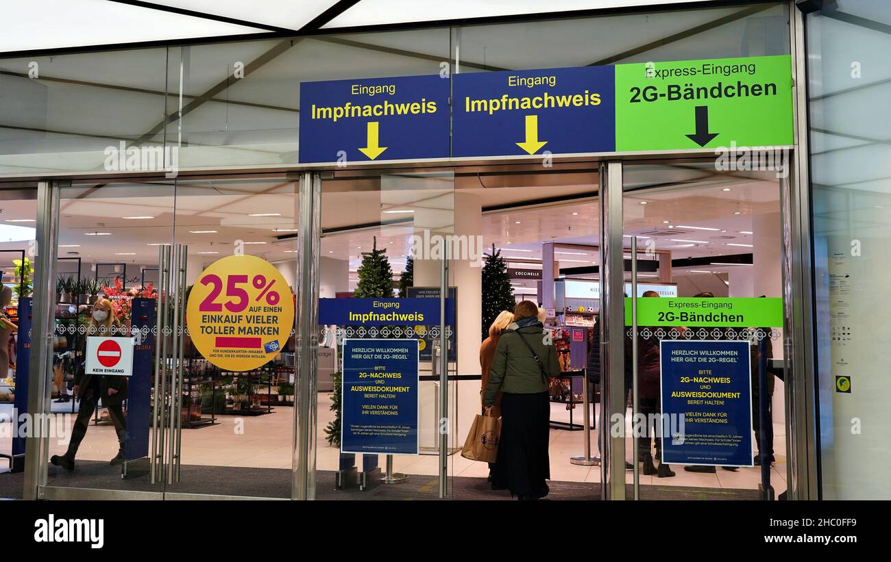 3 Eingänge in einem Kaufhaus zum Einkaufen während der Coronapandemie: 2 für geimpfte Personen (2G), 1 für Personen mit Impfarmband. Stockfoto