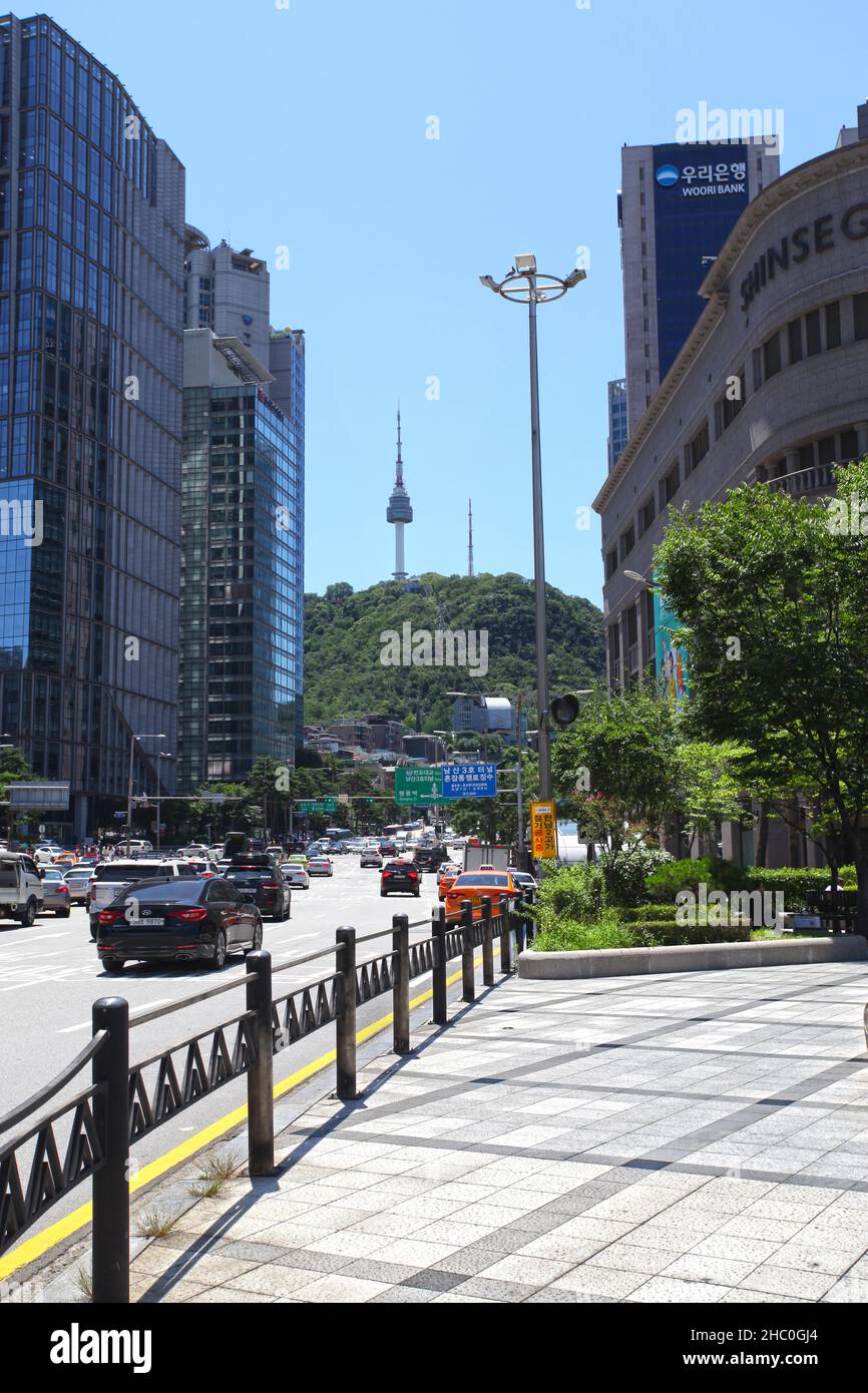 Vor dem Shinsegae-Kaufhaus und in der Nähe des Seoul Central Post Office in Seoul, Südkorea, mit dem Seoul Tower im Hintergrund. Stockfoto