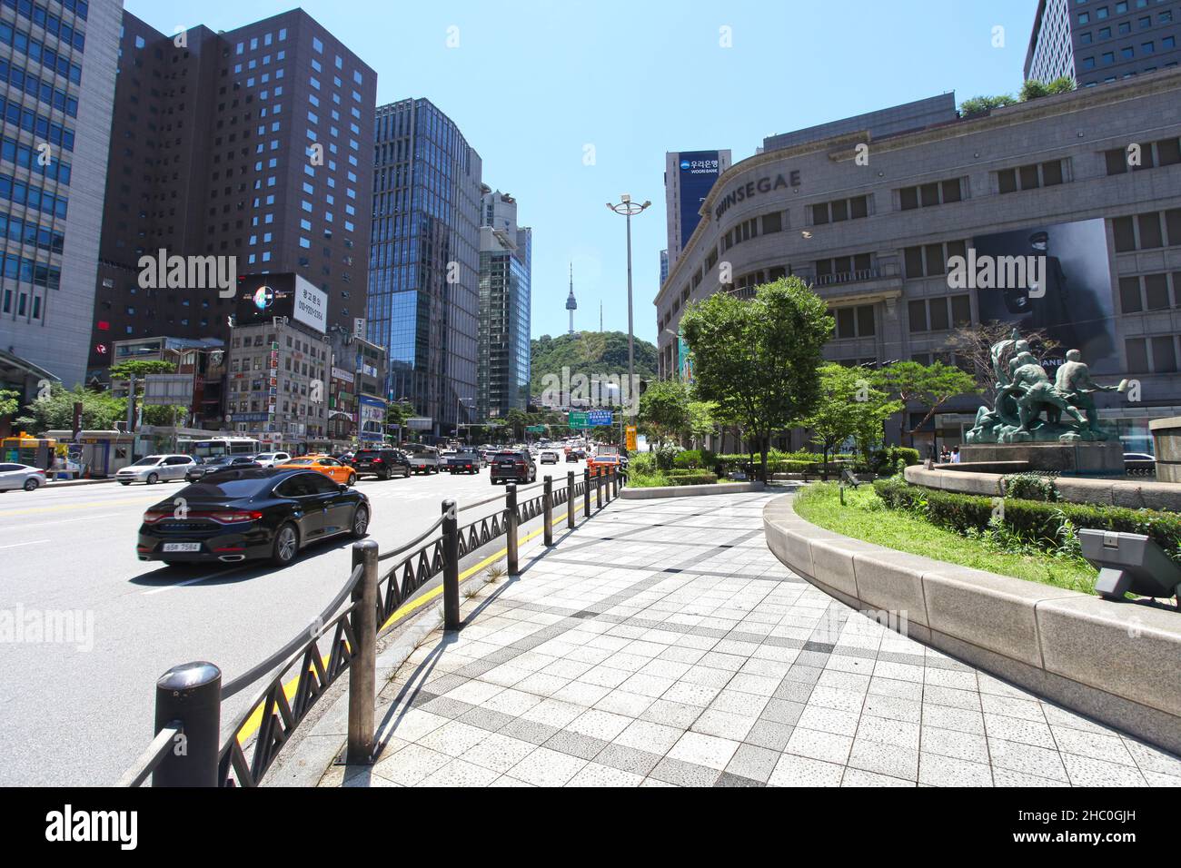 Vor dem Shinsegae-Kaufhaus und in der Nähe des Seoul Central Post Office in Seoul, Südkorea, mit dem Seoul Tower im Hintergrund. Stockfoto