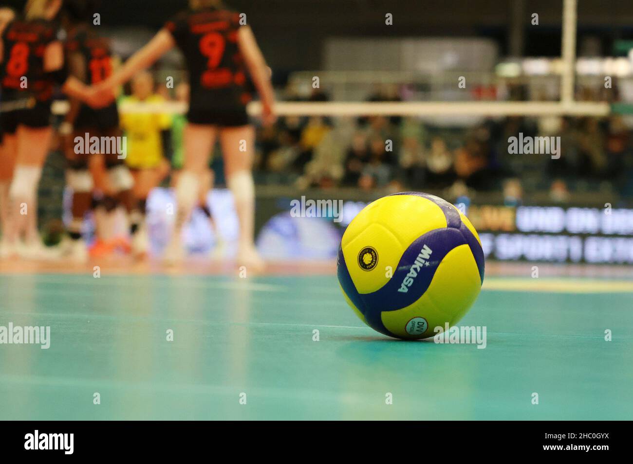 firo: 21.12.2021 Frauen Volleyball DVV Cup Halbfinale USC Münster Mvºnster - Allianz MTV Stuttgart 0: 3 Allgemein, Hintergrund, Feature, Ball, Symbolbild Stockfoto