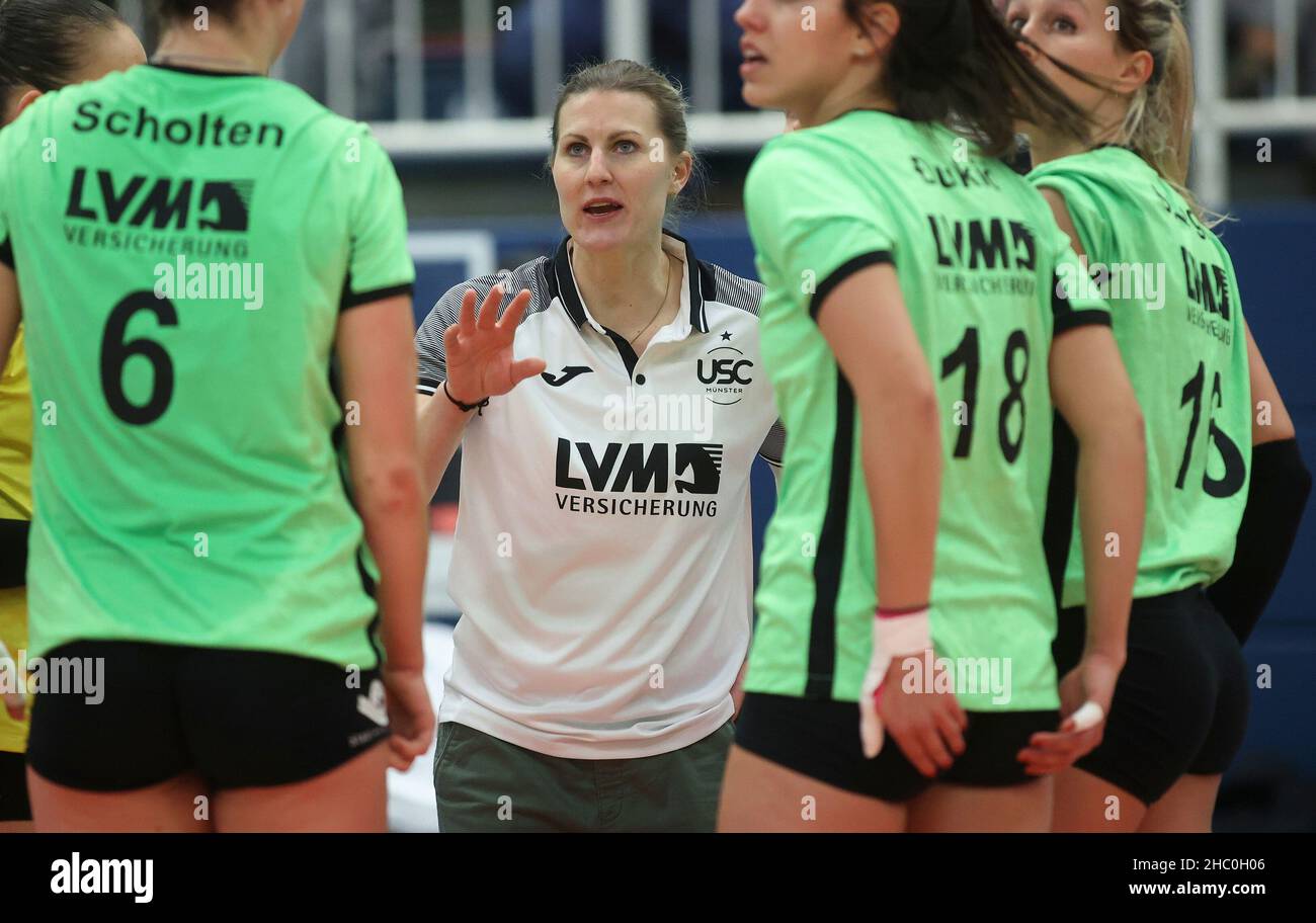 firo: 21.12.2021 Frauen Volleyball DVV Cup Halbfinale USC Münster Mvºnster - Allianz MTV Stuttgart 0: 3 Coachin, USC, Lisa Thomsen Stockfoto