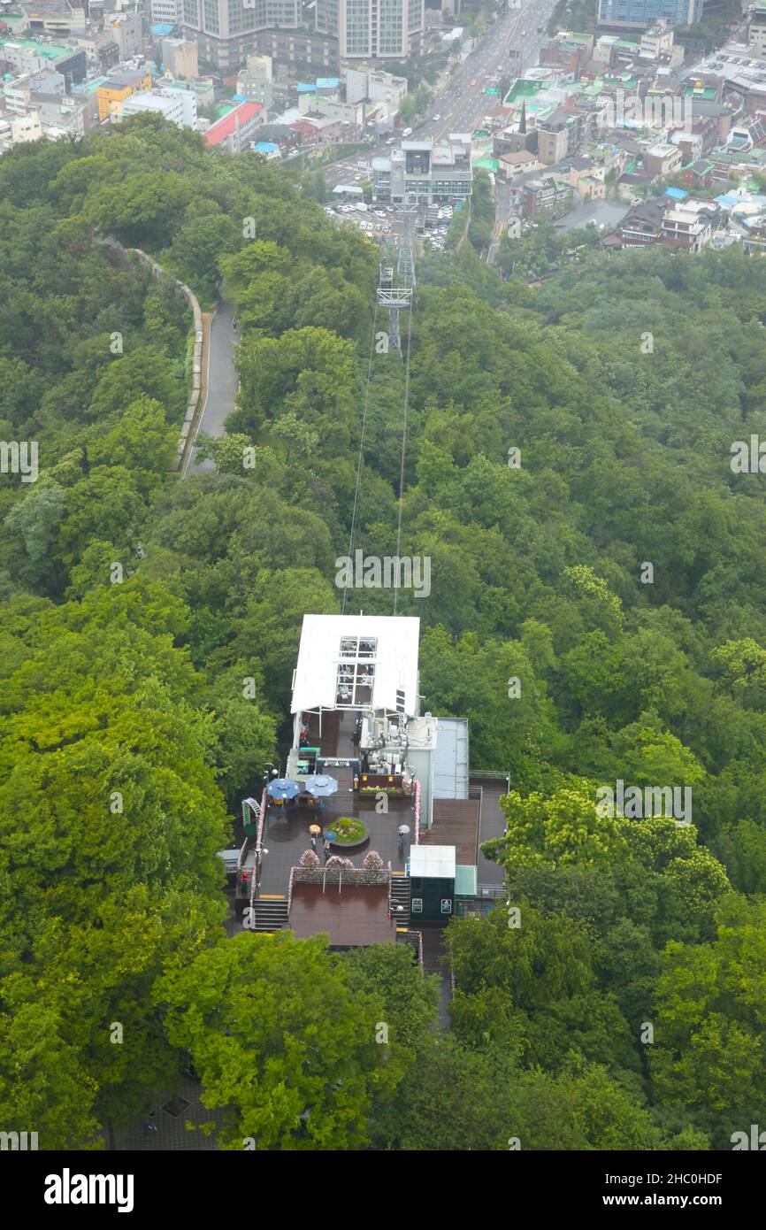 Blick hinunter auf die Seilbahnstation vom Namsan Tower in Seoul, Südkorea. Stockfoto