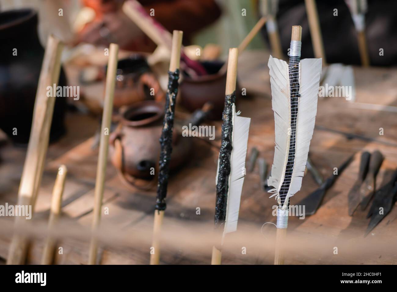 Hölzerne Bogenschießpfeile mit Befiederung beim mittelalterlichen Outdoor Festival - Nahaufnahme Stockfoto