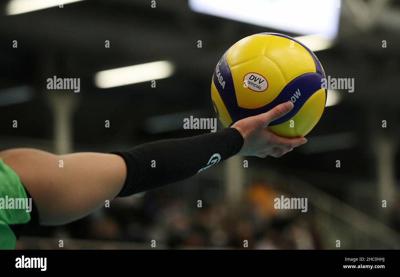 firo: 21.12.2021 Frauen Volleyball DVV Cup Halbfinale USC Münster Mvºnster - Allianz MTV Stuttgart 0: 3 Allgemein, Hintergrund, Hintergrund, Ballfeature, Stockfoto