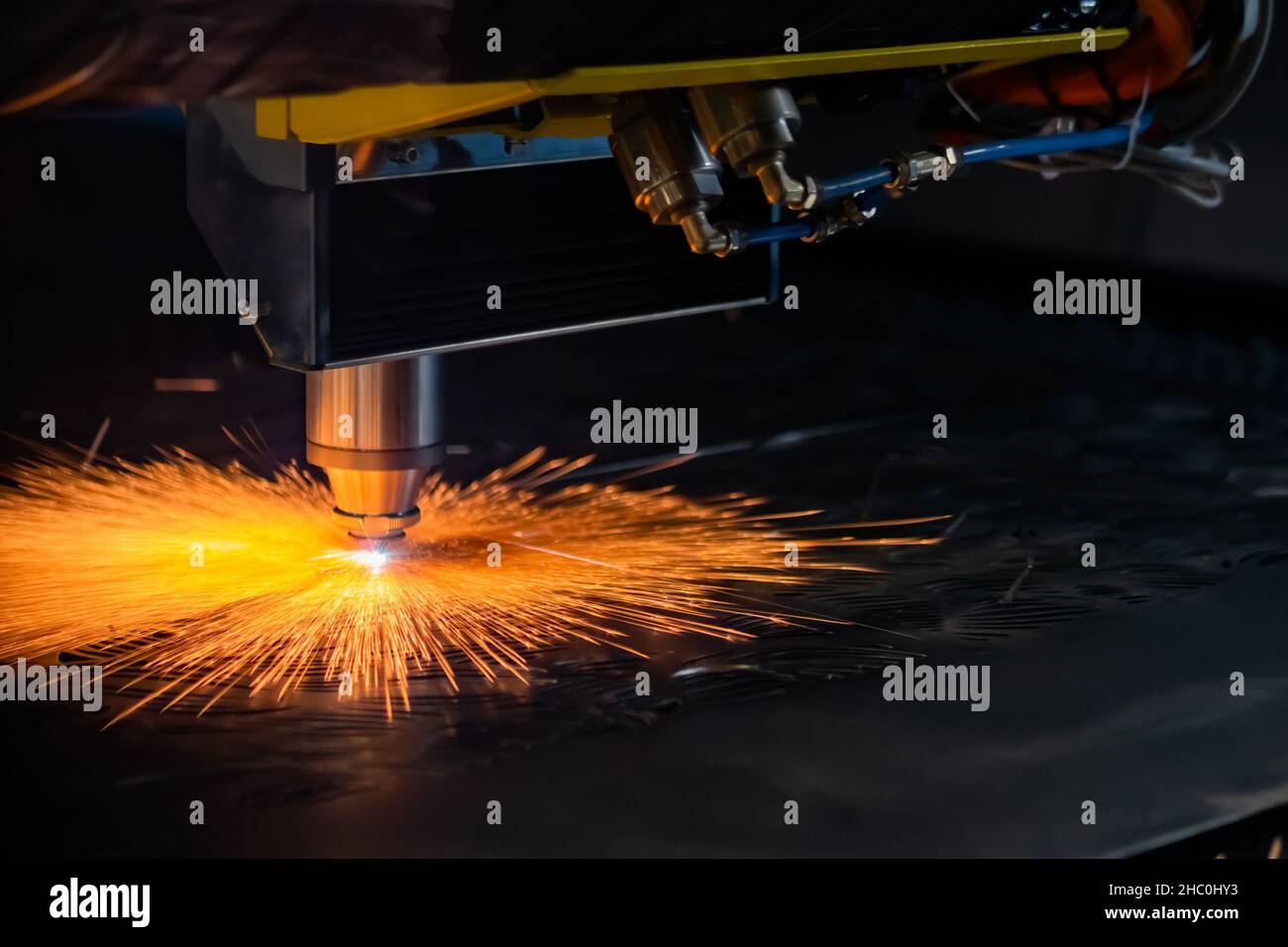 Automatische cnc-Laser-Schneidemaschine, die mit Blech arbeitet Funken Stockfoto