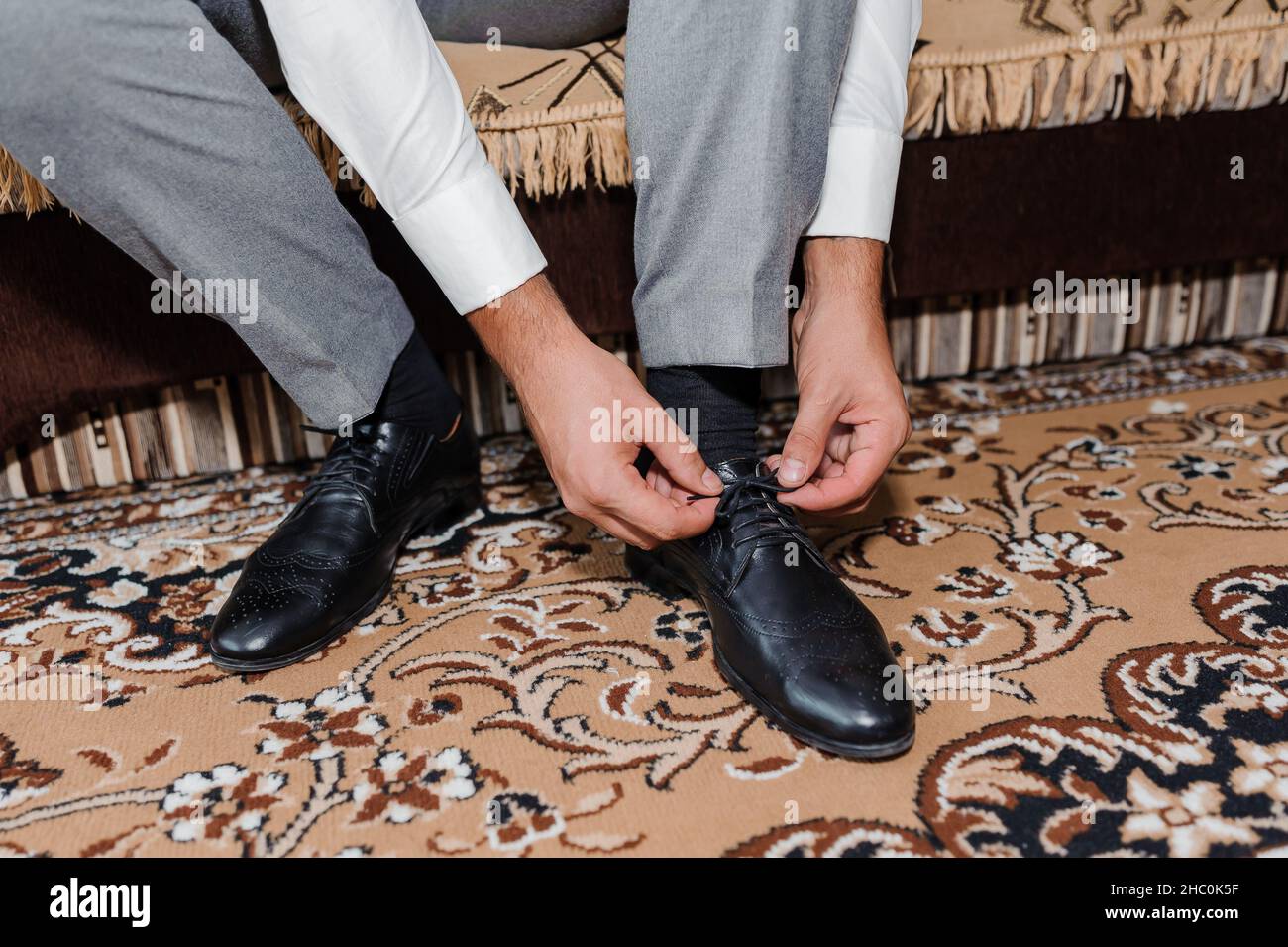 Ein Mann trägt in Nahaufnahme schwarze Schuhe Stockfotografie - Alamy