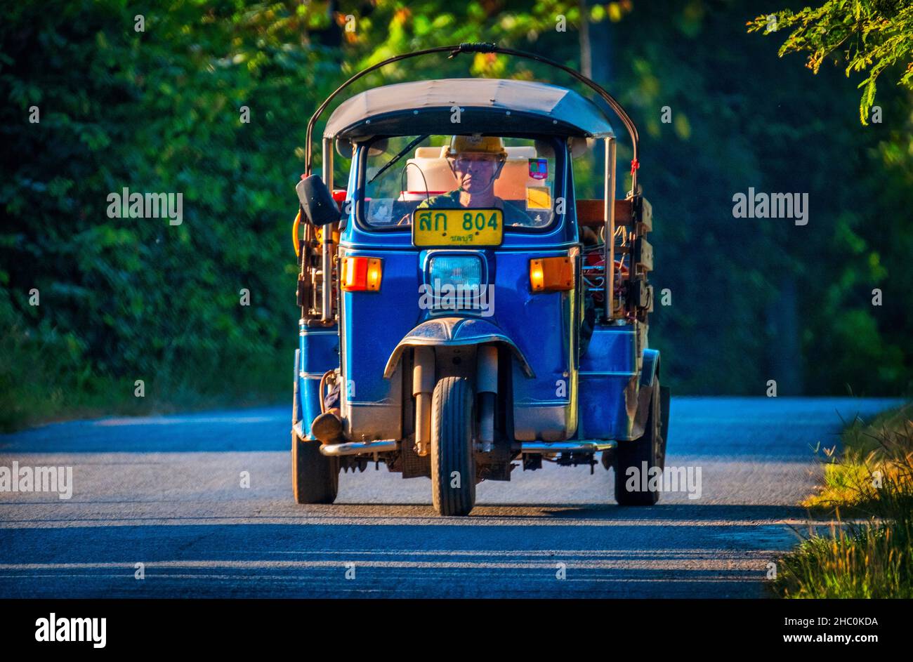 Ein Morgen pendeln in einem Tiuk Tuk in Nakhon Nayok, Thailand. Stockfoto