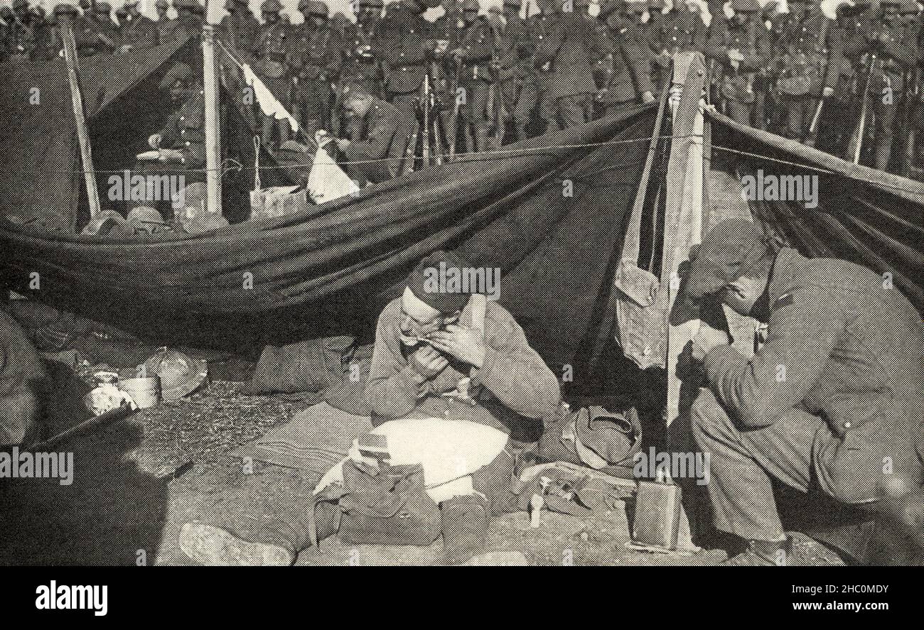 Dieses Foto zeigt Private Peat, der im Ersten Weltkrieg gekämpft hat. Die Bildunterschrift lautet: „Close Shave in Flandern“. Es erschien in Harold R Peat's Buch 'Private Peat', das 1917 veröffentlicht wurde. Stockfoto