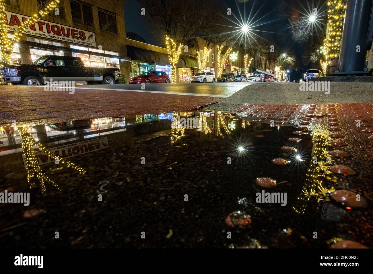 Lichtreflexe bei Nacht auf der Main Street, Brevard, North Carolina, USA Stockfoto
