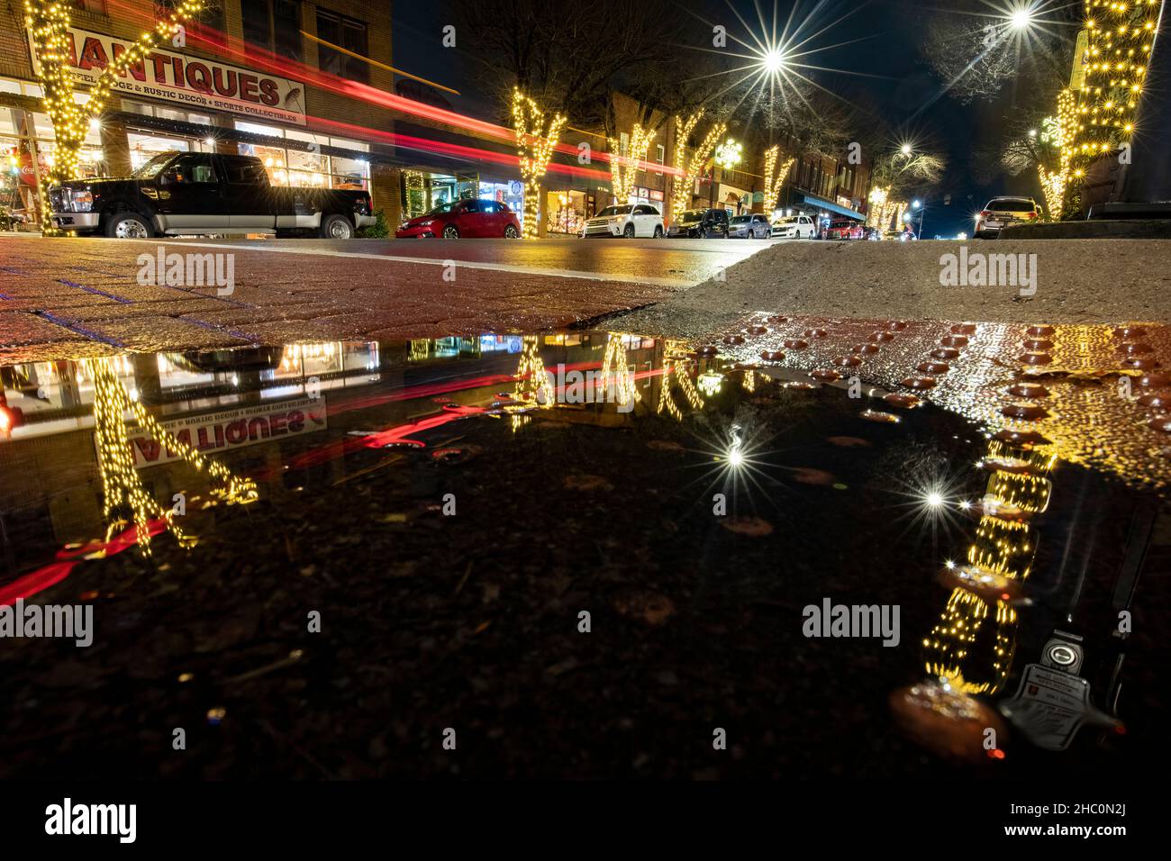 Lichtreflexe bei Nacht auf der Main Street, Brevard, North Carolina, USA Stockfoto