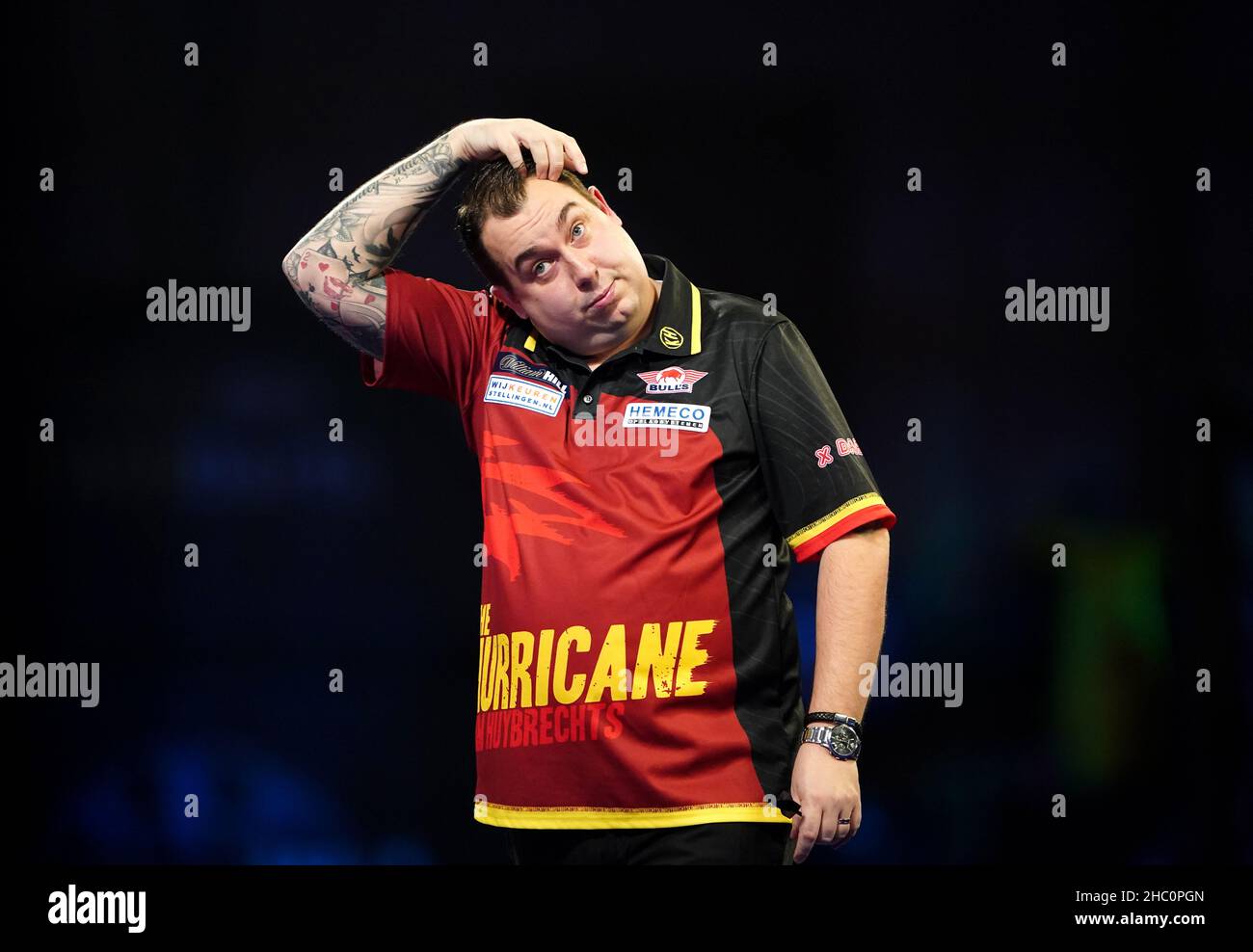 Kim Huybrechts tritt am 8. Tag der William Hill World Darts Championship im Alexandra Palace, London, gegen Steve Beaton in Aktion. Bilddatum: Mittwoch, 22. Dezember 2021. Stockfoto
