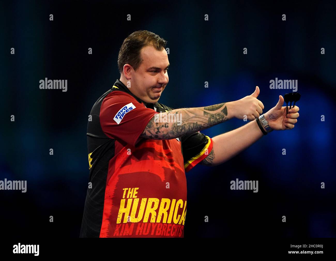 Kim Huybrechts tritt am 8. Tag der William Hill World Darts Championship im Alexandra Palace, London, gegen Steve Beaton in Aktion. Bilddatum: Mittwoch, 22. Dezember 2021. Stockfoto