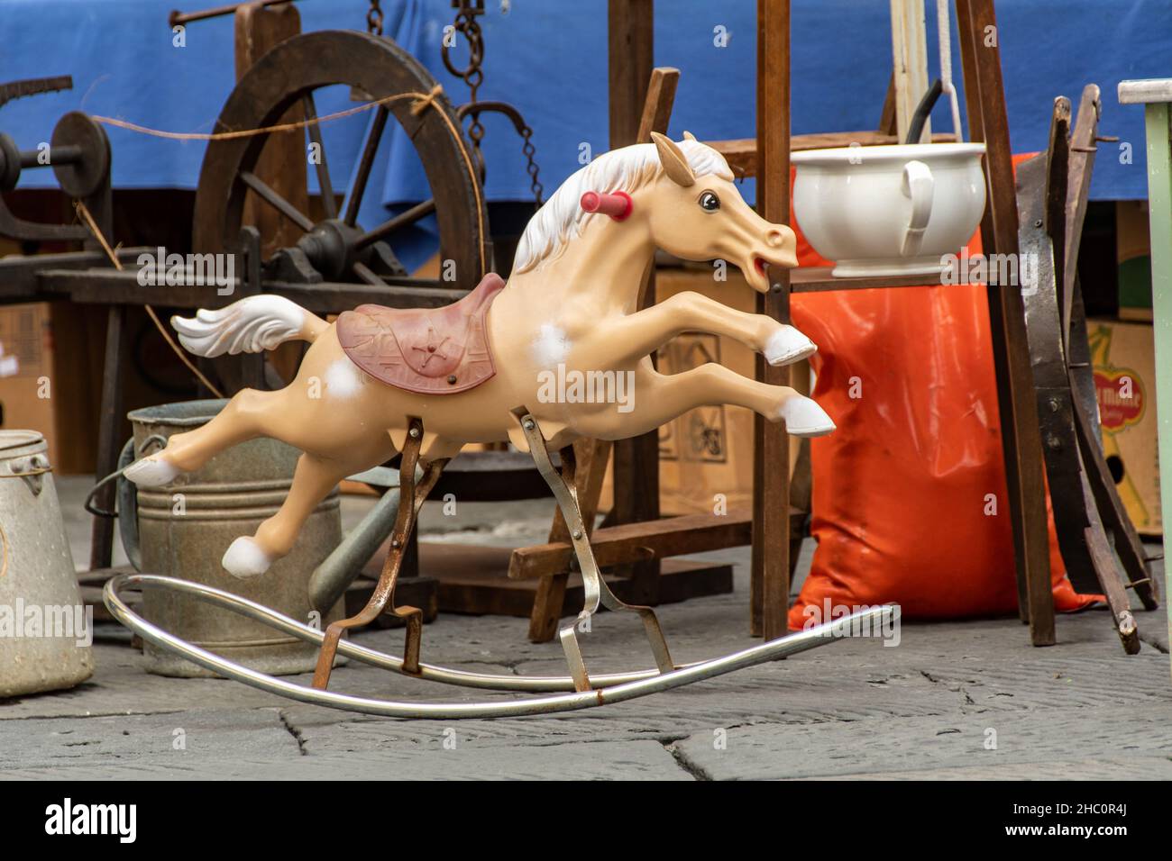 Auf dem Antiquitätenmarkt in Pescia wird ein uraltes Schaukelpferd verkauft Stockfoto