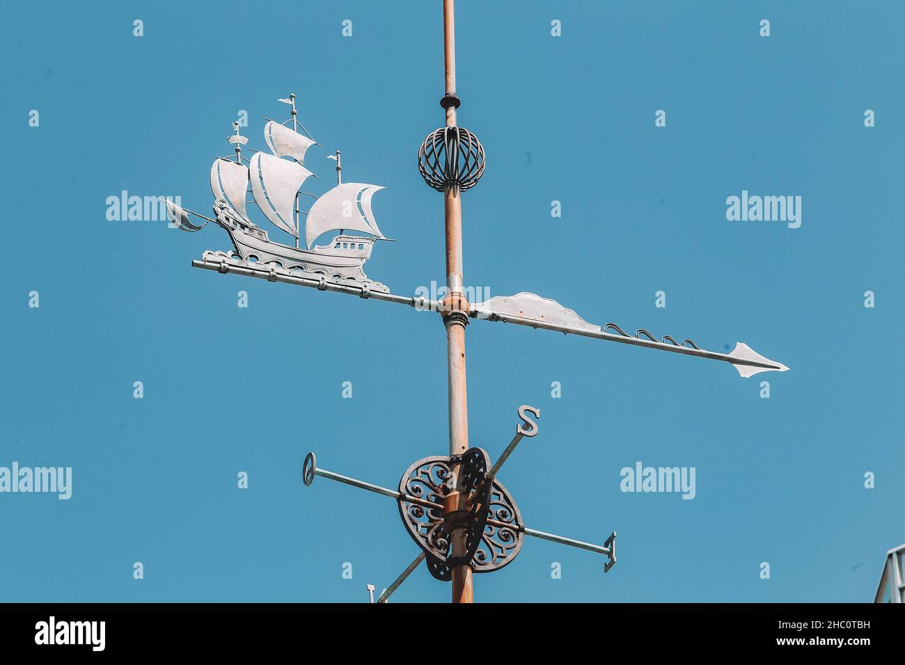 Coruna-Spanien. Obelisk einer Coruna mit blauem Himmel im Hintergrund am 1. Mai 2021 Stockfoto