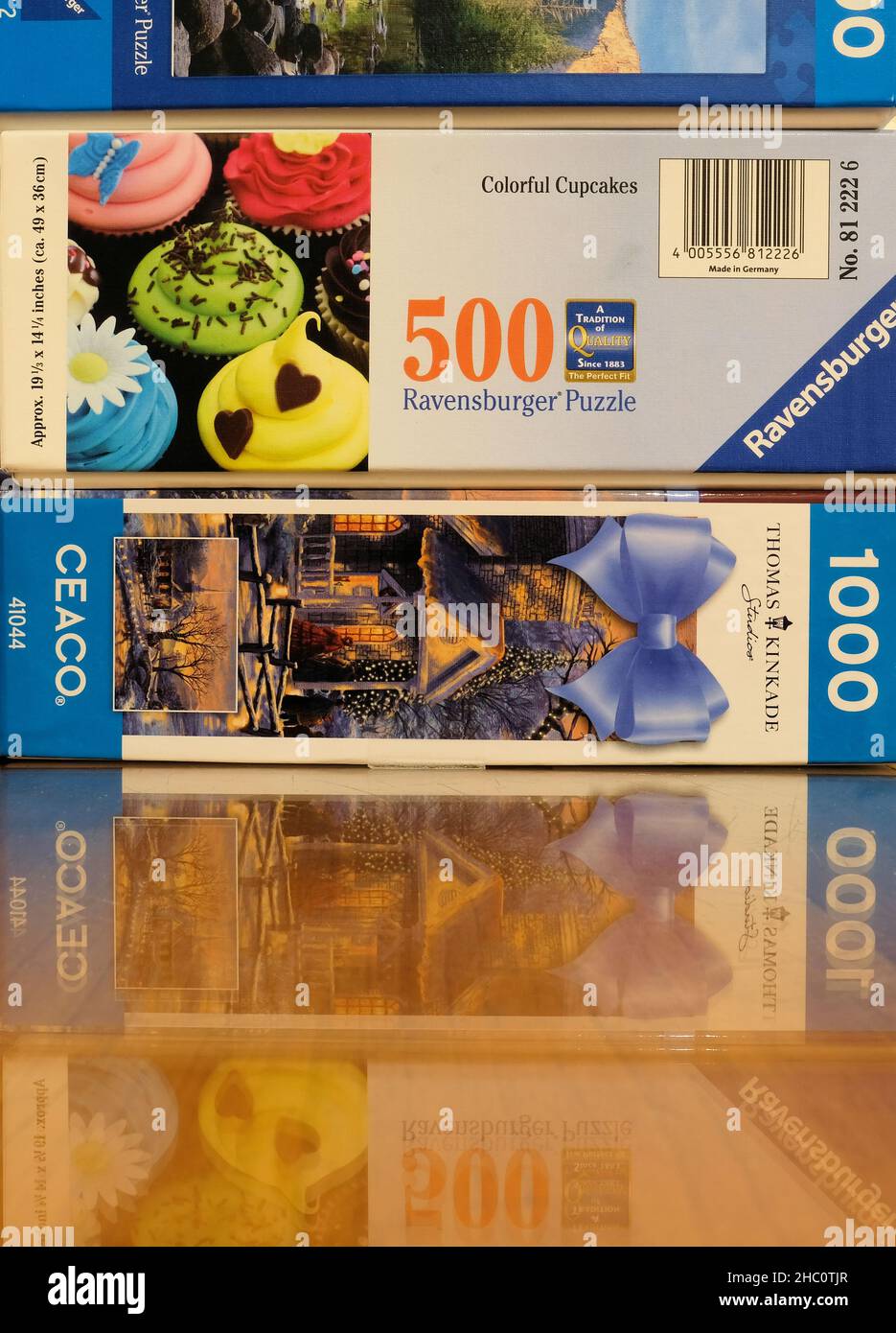 Boxen mit verschiedenen Puzzles von Ravensburger und CEACO Puzzle-Unternehmen; 500, 750 und 1000 Stück. Stockfoto