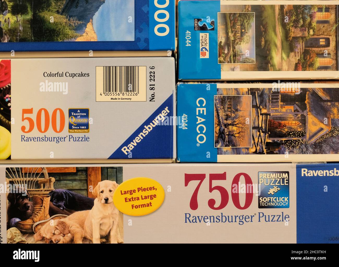 Boxen mit verschiedenen Puzzles von Ravensburger und CEACO Puzzle-Unternehmen; 500, 750 und 1000 Stück. Stockfoto