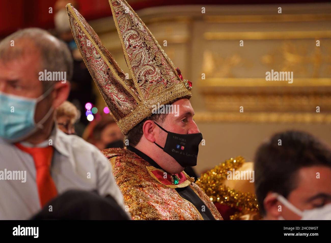 Madrid, Spanien. 22nd Dez 2021. Ein Mann in einem Kostüm wird wenige Minuten vor dem Gesang des ersten Preises 86.148 gesehen, während der Feier der außerordentlichen Verlosung der Weihnachtslotterie 2021 im Königlichen Theater von Madrid. (Foto: Atilano Garcia/SOPA Images/Sipa USA) Quelle: SIPA USA/Alamy Live News Stockfoto