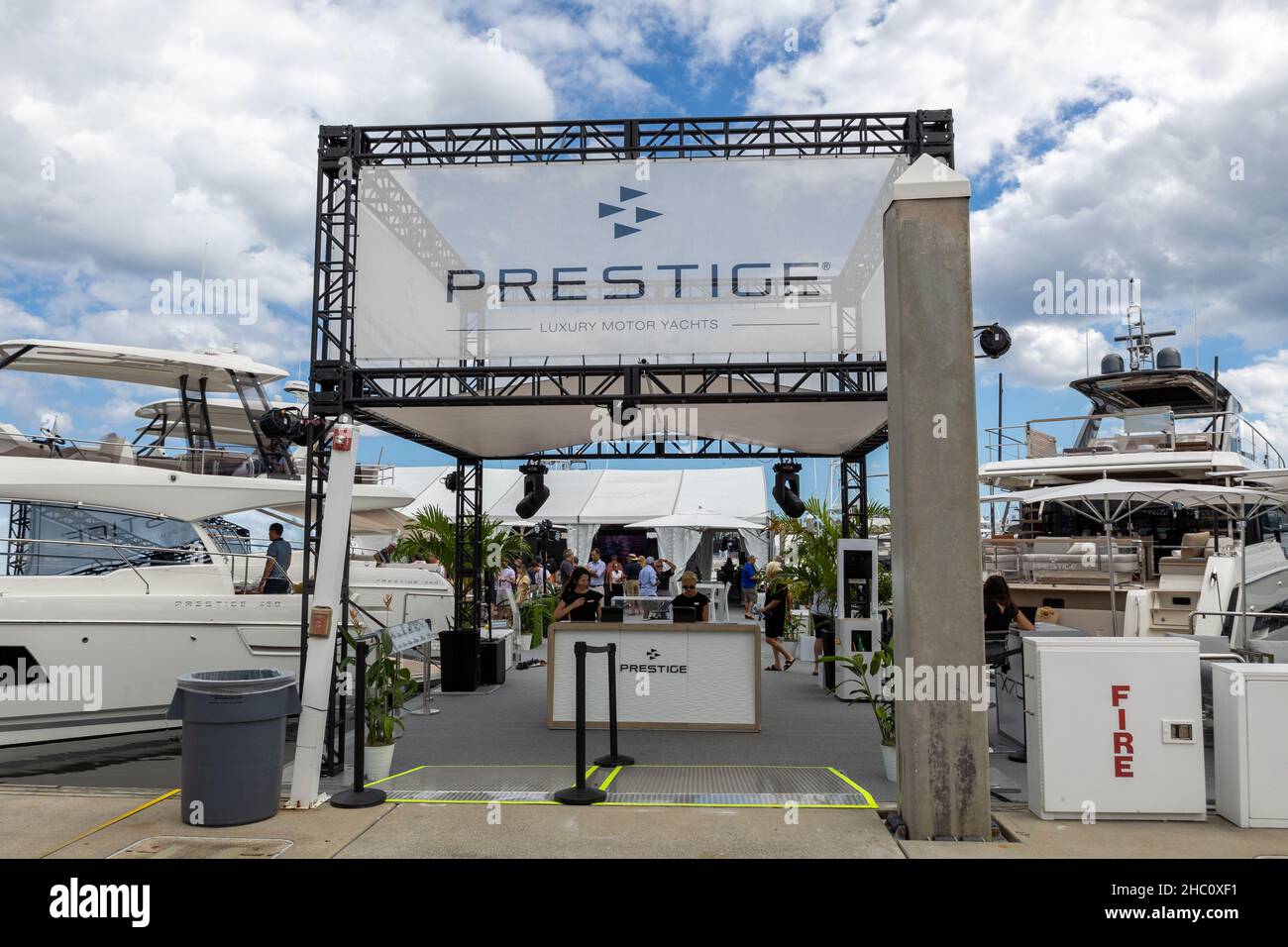 62nd jährliche Fort Lauderdale International Boat Show. Kleinere Deck-Boote, Cuddy Cabin-Boote, Pontoon-Boote, Surf-Boot, Jet-Boote, Alaun Fischerboote. Stockfoto