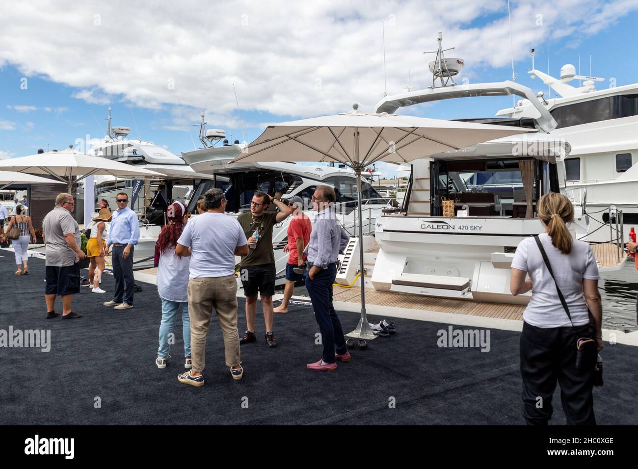 62nd jährliche Fort Lauderdale International Boat Show. Kleinere Deck-Boote, Cuddy Cabin-Boote, Pontoon-Boote, Surf-Boot, Jet-Boote, Alaun Fischerboote. Stockfoto