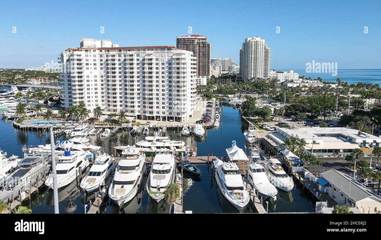 62nd jährliche Fort Lauderdale International Boat Show. Kleinere Deck-Boote, Cuddy Cabin-Boote, Pontoon-Boote, Surf-Boot, Jet-Boote, Alaun Fischerboote. Stockfoto