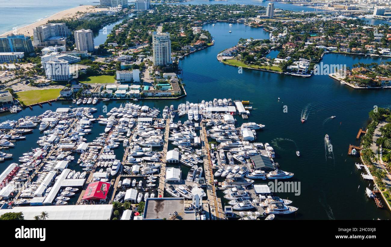 62nd jährliche Fort Lauderdale International Boat Show. Kleinere Deck-Boote, Cuddy Cabin-Boote, Pontoon-Boote, Surf-Boot, Jet-Boote, Alaun Fischerboote. Stockfoto