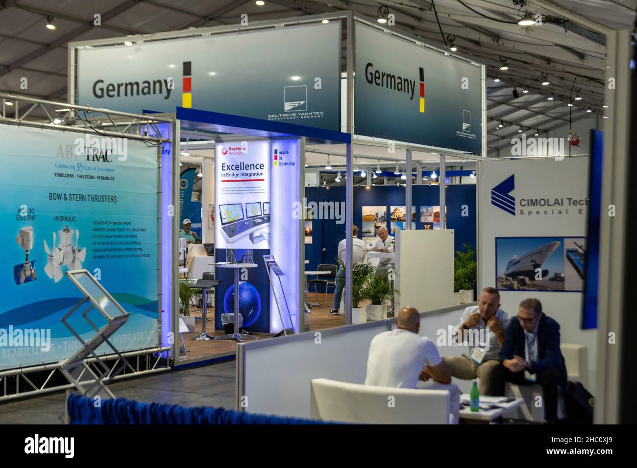 62nd jährliche Fort Lauderdale International Boat Show. Kleinere Deck-Boote, Cuddy Cabin-Boote, Pontoon-Boote, Surf-Boot, Jet-Boote, Alaun Fischerboote. Stockfoto