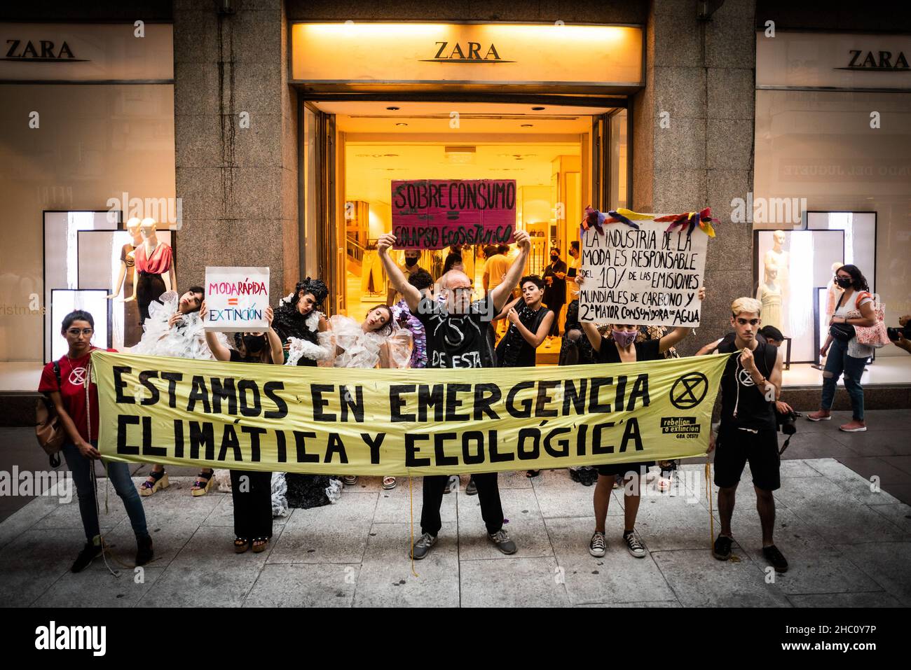 22. Dezember 2021, Ciudad AutÃ³noma de Buenos Aires, Buenos Aires, Argentinien: Die internationale Umweltorganisation Rebellion or Extinction (XR) veranstaltete eine Parade vor den Türen des Bekleidungsladens ''ZARA'', um die Probleme der Fast-Fashion-Industrie, der zweitumweltfreundlichsten Industrie der Welt, sichtbar zu machen. (Bild: © Alejo Manuel Avila/ZUMA Press Wire) Stockfoto