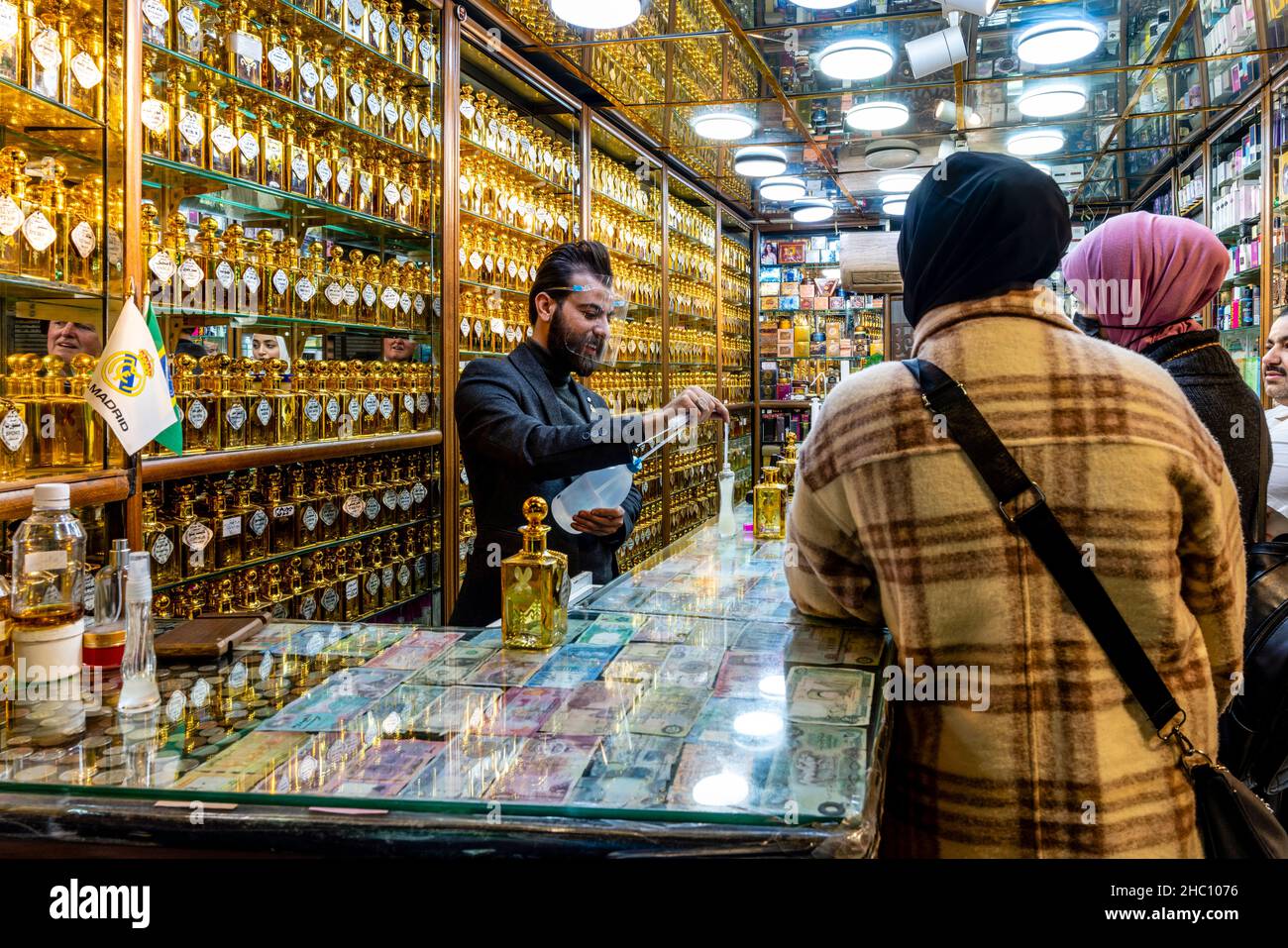 Junge jordanische Frauen, die Parfüms/Düfte in Einem Parfümgeschäft in Amman, Jordanien kaufen. Stockfoto