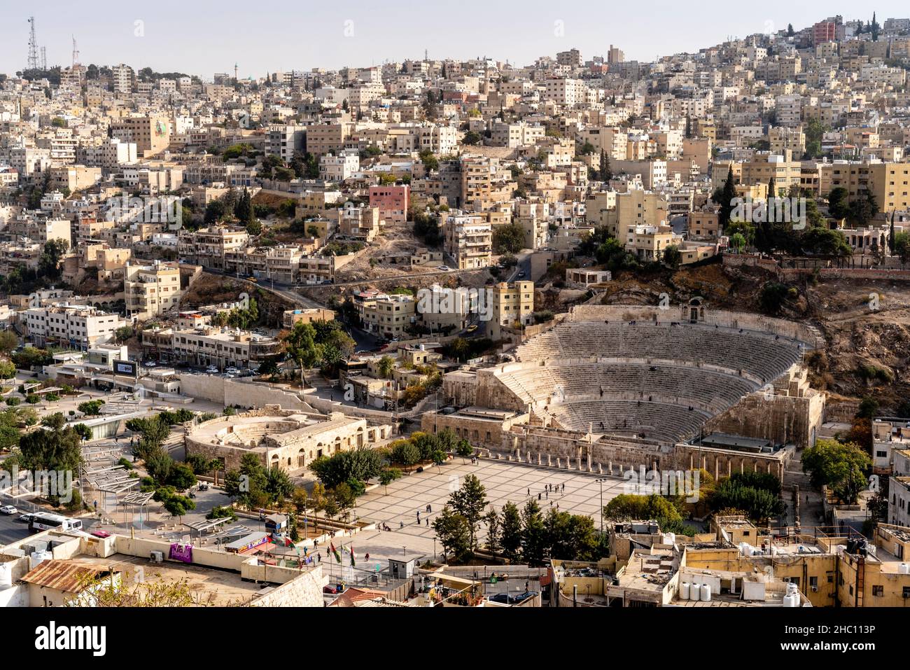 Luftaufnahme des römischen Theaters und der Skyline von Amman, Amman, Jordanien. Stockfoto