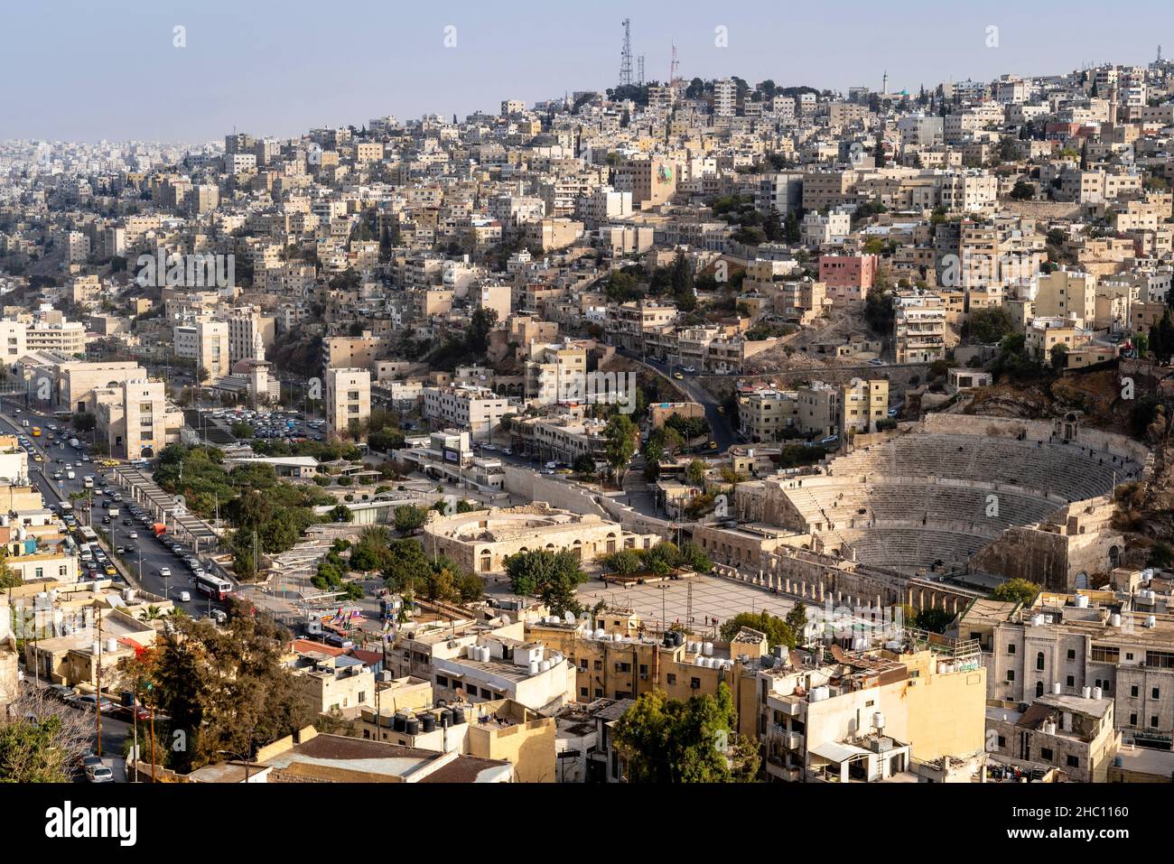 Luftaufnahme des römischen Theaters und der Skyline von Amman, Amman, Jordanien. Stockfoto