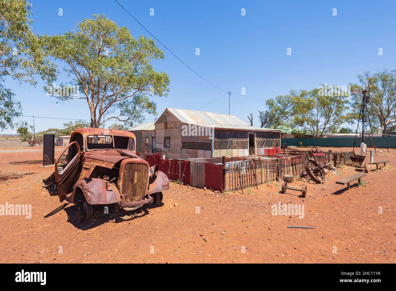Historische Bergarbeiterhütte aus Wellblech und rostiger Wagen aus der Goldrauschzeit der 1960er Jahre, Gwalia, in der Nähe von Leonora, Westaustralien, WA, Australien Stockfoto