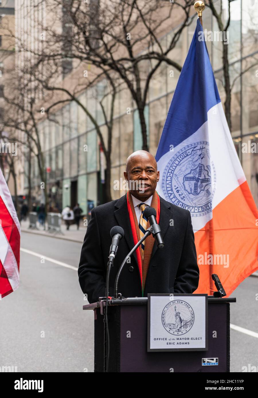 New York City, USA. 21st Dez 2021. Der neue Bürgermeister von New York, Eric Adams, hielt heute eine Pressekonferenz in Midtown Manhattan ab, um die neuesten Mitglieder seiner Regierung bekannt zu geben. Der designierte Bürgermeister ernannte Matt Fraser zum Technologiechef von New York City, Joycelyn Strauber zum Beauftragten des Department of Investigations, Lorraine Grillo zum ersten stellvertretenden Bürgermeister, Ydanis Rodriguez zum Beauftragten des Verkehrsministeriums und Aloysee Heredia Jarmoszuk Taxi- und Linousine-Beauftragten. Am 21. Dezember 2021 in New York City, NY, USA. (Foto von Steve Sanchez/Sipa USA) Quelle: SIPA USA/Alamy Live News Stockfoto