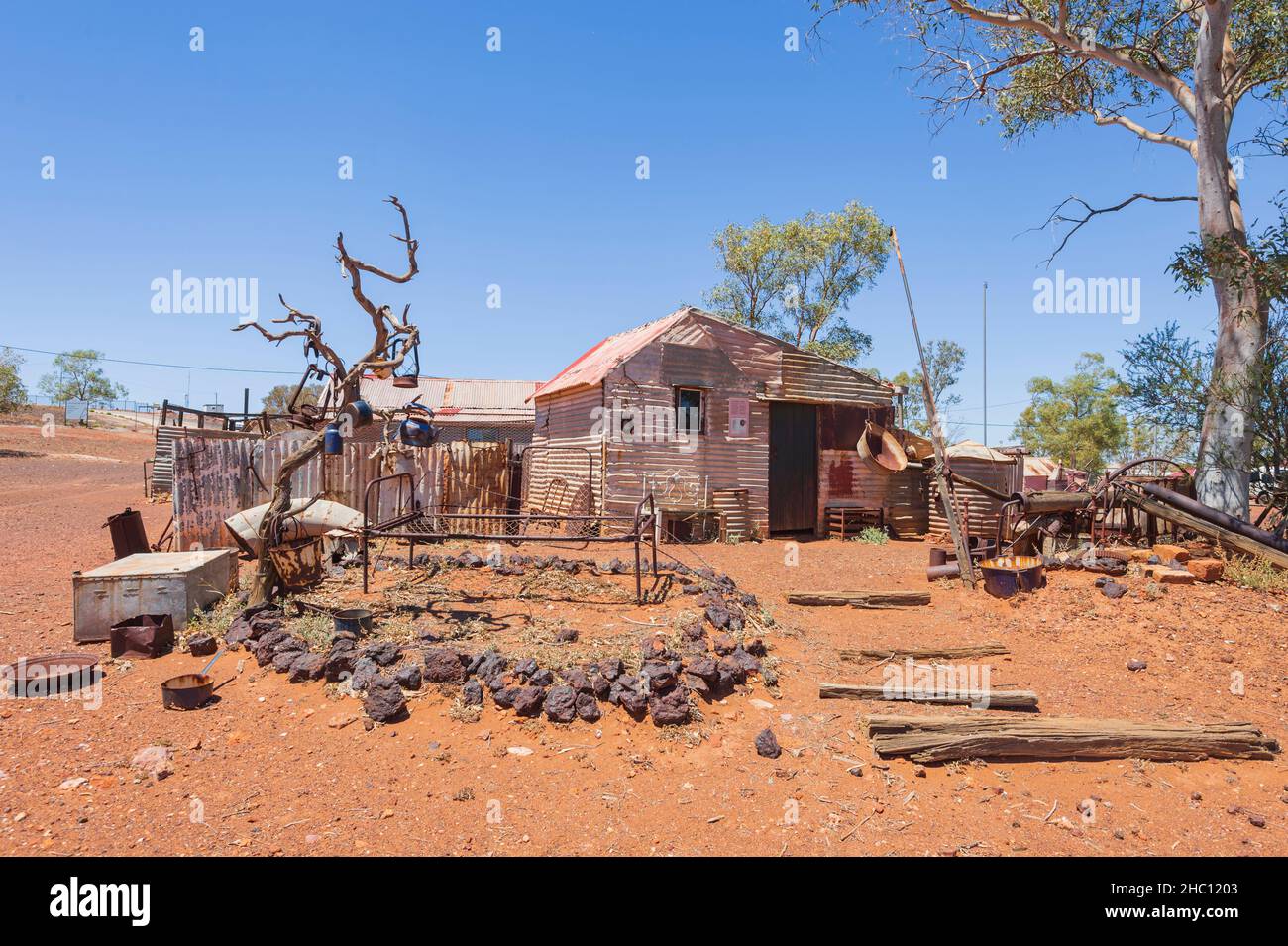 Historische Bergarbeiterhütte aus Wellblech aus der Goldrauschzeit der 1960er Jahre, Gwalia, in der Nähe von Leonora, Western Australia, WA, Australien Stockfoto