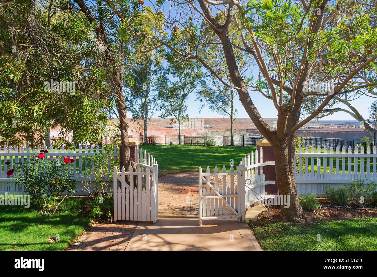 Historischer Hoover's House Garden mit Blick auf die Goldmine Gwalia, Gwalia Museum in der Nähe von Leonora, Western Australia, WA, Australien Stockfoto