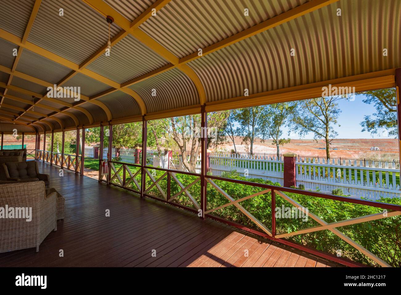 Historische Hoover's House Veranda mit Blick auf die Goldmine Gwalia, Gwalia Museum in der Nähe von Leonora, Western Australia, WA, Australien Stockfoto