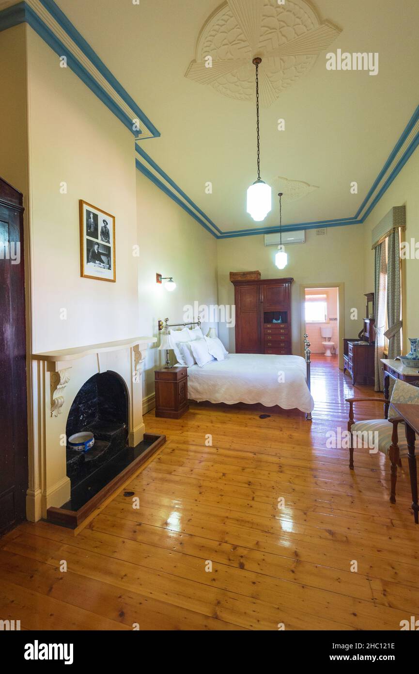 Schlafzimmer im historischen Herbert Hoover's House, Gwalia Museum in der Nähe von Leonora, Western Australia, WA, Australien Stockfoto
