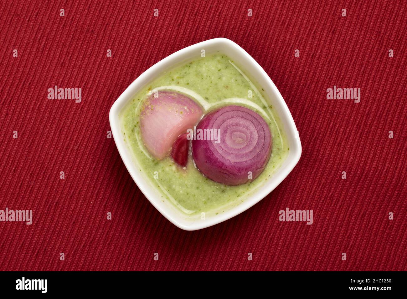 Eingelegte Zwiebel mit Minze Chutney auf Tischset Stockfoto