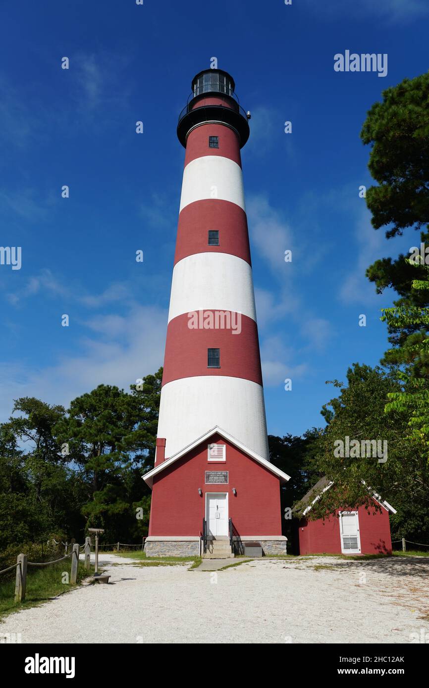 Chincoteague, Virginia USA - 21. September 2021 - der rot-weiße Turm des Assateague Light House Stockfoto