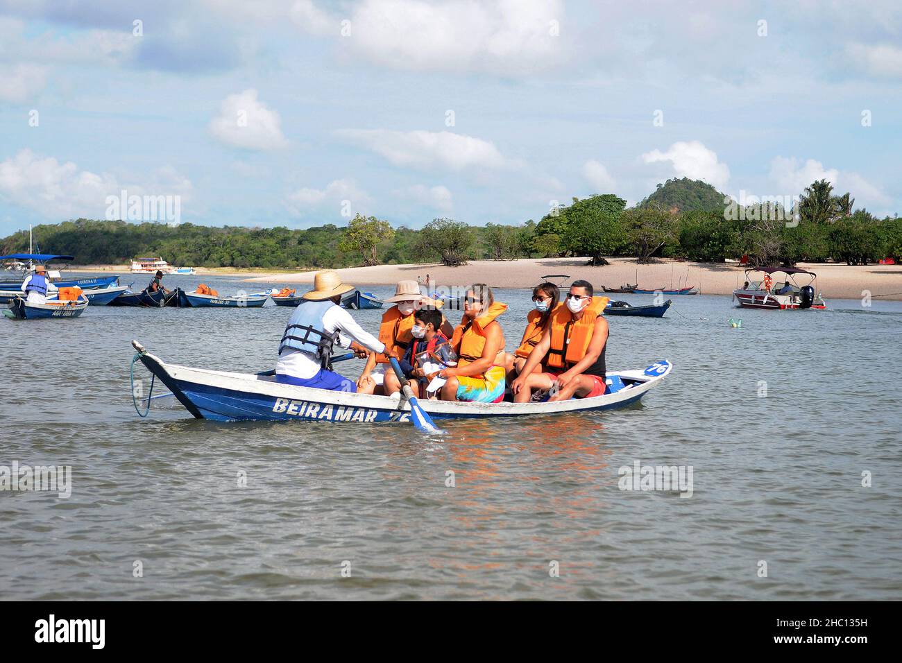 Alter do Chão,Brasilien,21. November 2021.Kanus, die Touristen zur Insel Amor in Alter do Chão, Bundesstaat Pará, nördliche Region, durchqueren. Eine Insel mit frischem Meer Stockfoto
