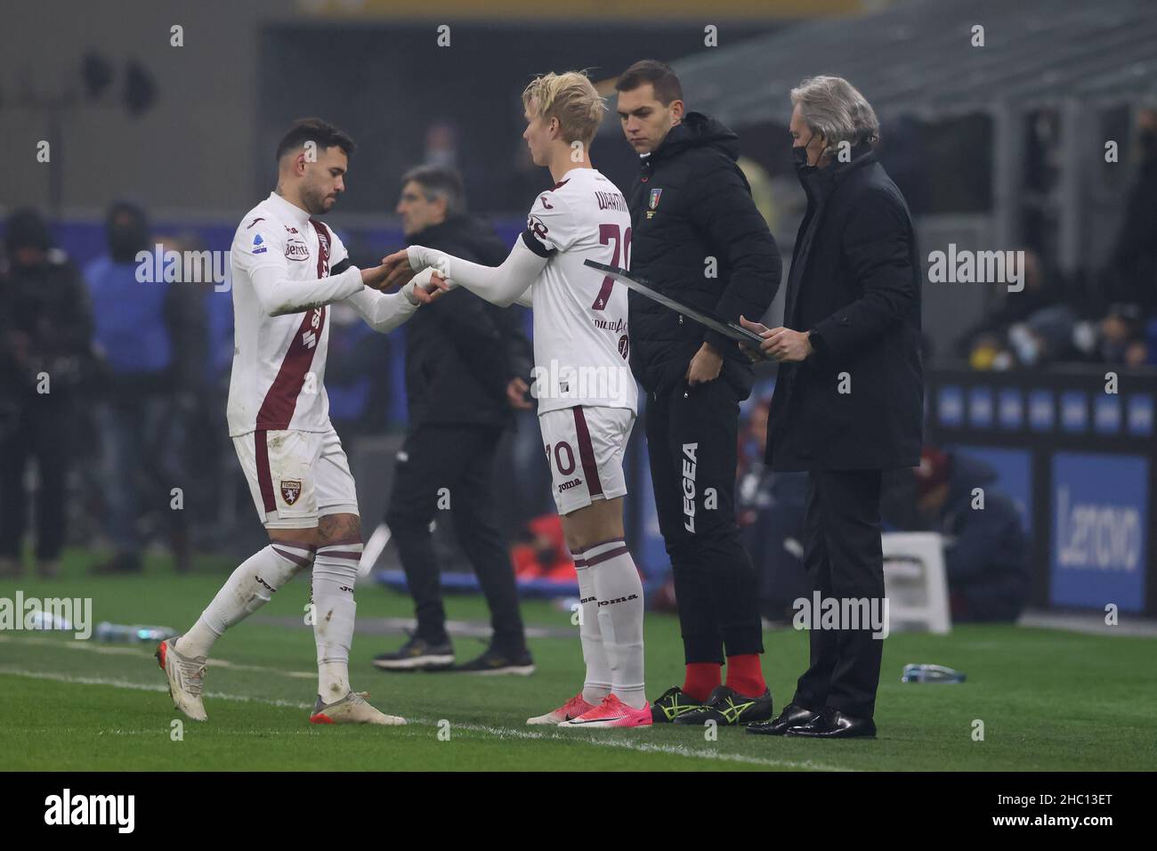 Mailand, Italien, 22nd. Dezember 2021. Antonio Sanabria vom FC Turin wird beim Spiel der Serie A in Giuseppe Meazza, Mailand, durch Magnus Warming ersetzt. Bildnachweis sollte lauten: Jonathan Moscrop / Sportimage Stockfoto